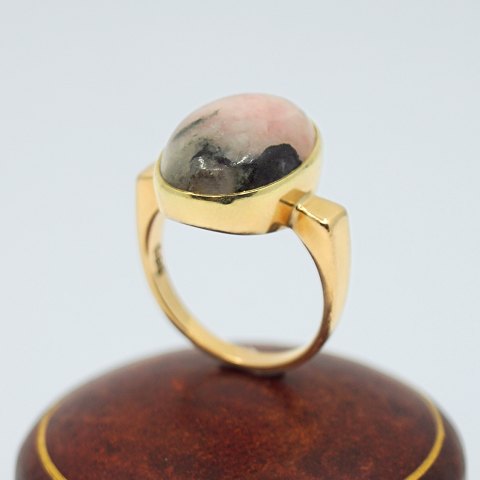 Bræmer-Jensen; Ring in 14k gold with tugtupit Bræmer-Jensen; Ring in 14k gold with tugtupit
